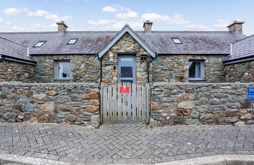 Ty Croes Cottage | Bwthyn Siwan: Two bedroom, pet-friendly holiday cottage