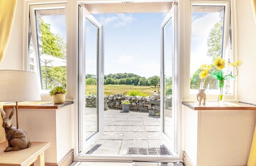 Beddgelert Cottage | BWYTHYN Y WENNOL, pet friendly, with a garden in Beddgelert