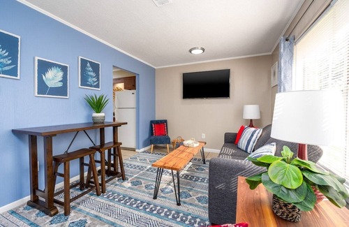 Pineville Apartment | By Downtown | WFH👩💻 | 55" TV |King 🛏 | Free🅿️ |Pets✅