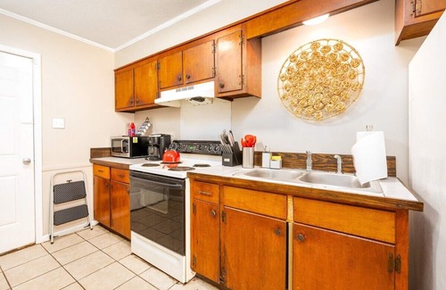 Pineville Apartment | By Downtown | WFH👩💻 | 55" TV |King 🛏 | Free🅿️ |Pets✅