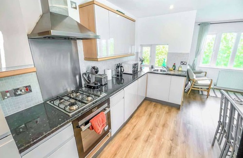 Headingley Apartment | By LBU|Headingley+YCC Arena|Families|Relocators