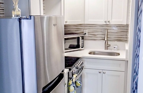 Lake Park House | BY THE BEACH WITH A POOL! PRIVATE GUEST STUDIO APT. WITH A FULL KITCHEN & BATH!