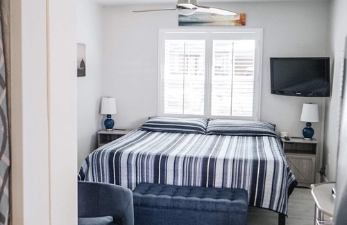 Lake Park House | BY THE BEACH WITH A POOL! PRIVATE GUEST STUDIO APT. WITH A FULL KITCHEN & BATH!