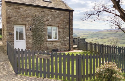 Garrigill Cottage | BYRE COTTAGE, pet friendly, with a garden in Garrigill, Cumbria