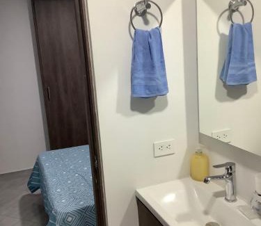 Sabaneta House | Cómoda habitación con baño privado