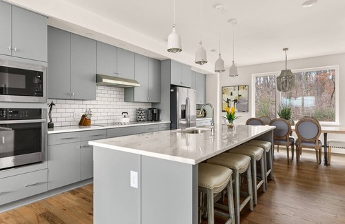 Hermitage Condo | C9 ~ 3 Master Suites ~ Near BNA ~ 18 Mins to Downtown & Gulch ~ Smart TV's ~ Free Garage Parking