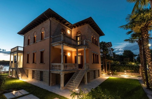 Santa Maria in Stelle Apartment | Ca’ delle Contesse Luxe Waterfront Liberty Villa