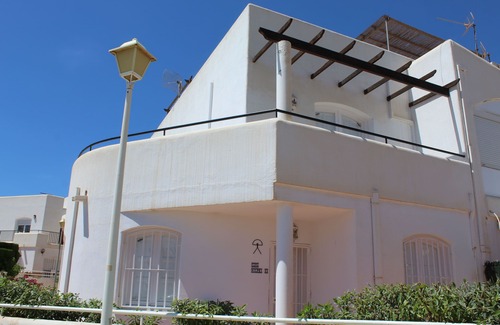 Vista de los Angeles-Rumina House | Casa Wilphi - Stylish townhouse 5 minute walk from the beach