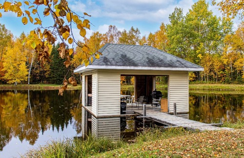 Notre-Dame-Auxiliatrice-de-Buckland Cabin | Unique dome experience: comfort, kitchen, lake, campfire. Open mid-May to Octobe