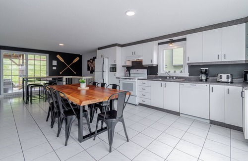 Petite-Riviere-Saint-Francois House | La Shred - 5min Massif + Fireplace + Spa + Air Conditioning + Smart TV