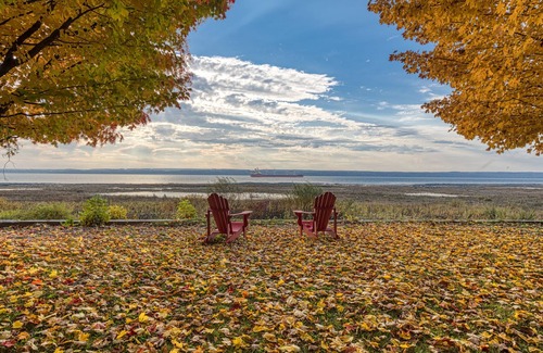 Saint-Laurent-de-l'ile d'Orleans House | Chalet bord de l'eau avec plage à deux pas de la ville Québec!