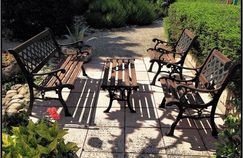 Rognonas Cottage | "Cabanon" - sleeps 2 self catering studio gite 10mins from Avignon!