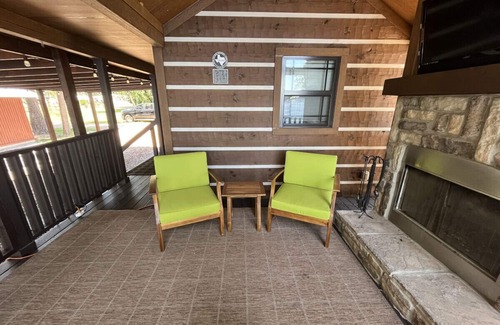 Hemphill House | Cabin 11 · Waterfront Tiny Home with Amazing Views, King Bed, Deck,