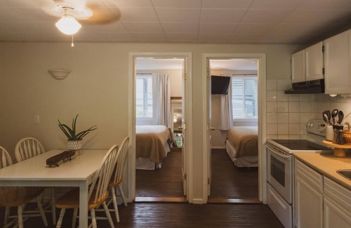 Christina Lake Hotel | Cabin 3 Caribou -Family Hideaway 2 BR, sleeps 4 - Close to Beaches, Fishing
