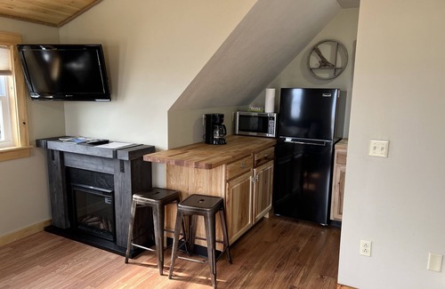 North Bay Cabin | Cabin 5 - Three Pines Lodging & Marina - Waterfront Nightly Rental