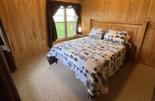 Hines Apartment | Cabin 8, 4 Bd Lakefront Deck Overlooking Beach Resort Amenities Pet Friendly