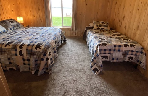 Hines Apartment | Cabin 8, 4 Bd Lakefront Deck Overlooking Beach Resort Amenities Pet Friendly