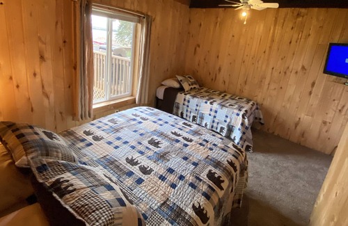 Hines Apartment | Cabin 8, 4 Bd Lakefront Deck Overlooking Beach Resort Amenities Pet Friendly
