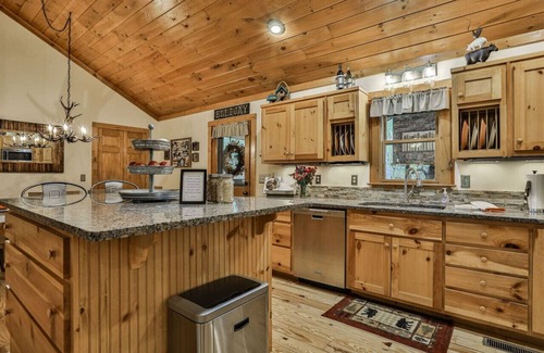 Ellijay House | Cabin at Doe Hill located in the Coosawattee River