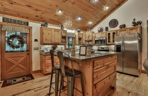 Ellijay House | Cabin at Doe Hill located in the Coosawattee River