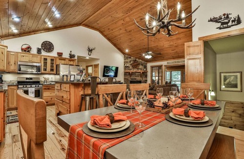 Ellijay House | Cabin at Doe Hill located in the Coosawattee River
