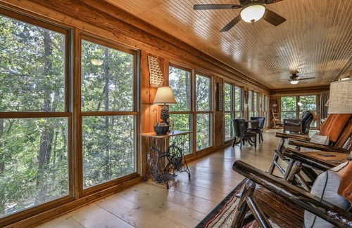 Ellijay House | Cabin at Doe Hill located in the Coosawattee River