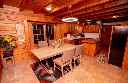 Gainesville Cabin | Cabin Bliss - Just 1 Mile from Lake Lanier/5 Acre/5 BR with Hot tub