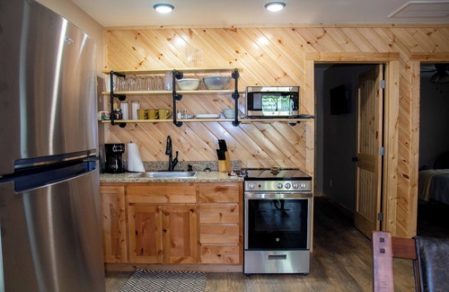 Carlisle Cabin | Cabin Bunkhouse with Hot tub Private Lake view in Vian, OK!