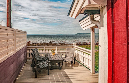 Midtsandan House | Cabin by the fjord just outside Trondheim.