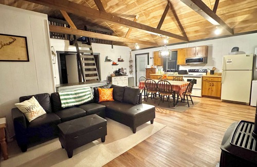 Calvin Cabin | Cabin Close to Raystown Lake Hot Tub Fire Pit Newly Renovated