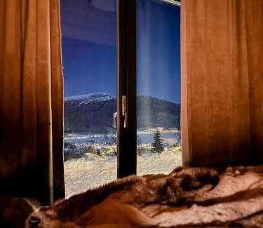 Luster House | Cabin Embraced By Extrairdinary Nature