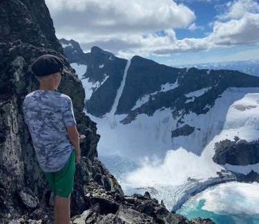 Luster House | Cabin Embraced By Extrairdinary Nature