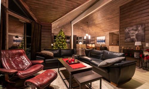 Svidalen House | Cabin in Hodlekve with 5 bedrooms & hot tub.