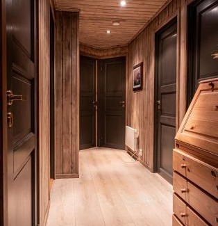 Svidalen House | Cabin in Hodlekve with 5 bedrooms & hot tub.