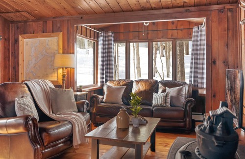 Huntsville House | Cabin in Muskoka for Two with a Private Hot Tub and Close to the Lake