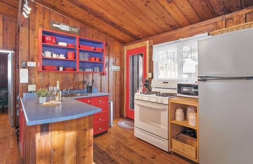 Huntsville House | Cabin in Muskoka for Two with a Private Hot Tub and Close to the Lake
