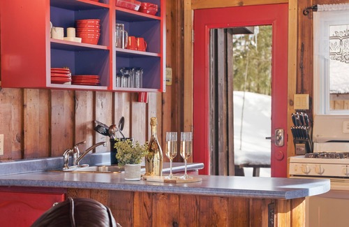 Huntsville House | Cabin in Muskoka for Two with a Private Hot Tub and Close to the Lake