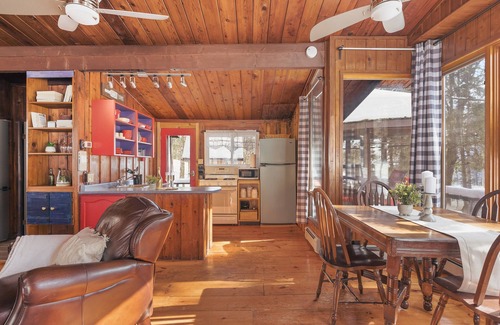 Huntsville House | Cabin in Muskoka for Two with a Private Hot Tub and Close to the Lake