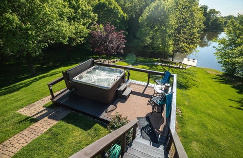 Jonesboro Cabin | Cabin in Southern Illinois - Hot Tub - Romantic Getaway -Shawnee National Forest