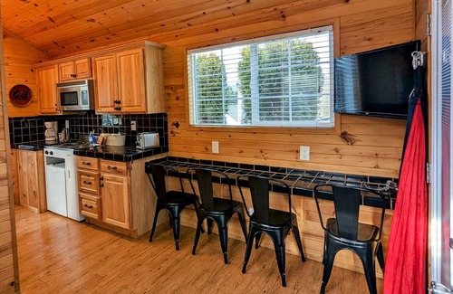 Cascade Locks Cabin | Cabin in the heart of Cascade Locks w/Jacuzzi tub