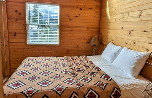 Cascade Locks Cabin | Cabin in the heart of Cascade Locks w/Jacuzzi tub