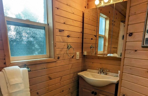 Cascade Locks Cabin | Cabin in the heart of Cascade Locks w/Jacuzzi tub