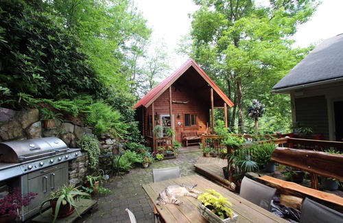 Ashfield Cabin | Cabin In the Trees In historic Jim Thorpe, on the side of Flagstaff Mountain