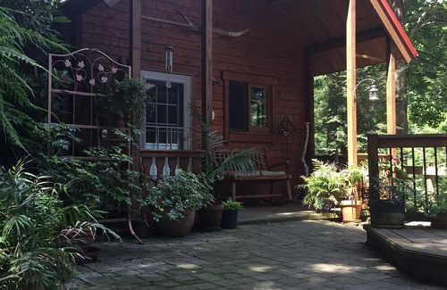 Ashfield Cabin | Cabin In the Trees In historic Jim Thorpe, on the side of Flagstaff Mountain