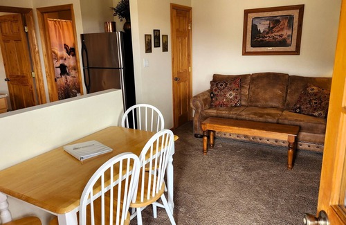 Zion National Park East Entrance Cabin | Cabin Near the Woods -Pool - Hot Tub -Breakfast -Quiet Side of Zion -Near Bryce