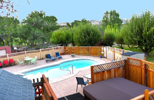 Zion National Park East Entrance Cabin | Cabin Near the Woods -Pool - Hot Tub -Breakfast -Quiet Side of Zion -Near Bryce