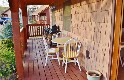 Zion National Park East Entrance Cabin | Cabin Near the Woods -Pool - Hot Tub -Breakfast -Quiet Side of Zion -Near Bryce