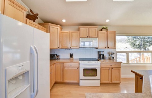 Indian Mountain Cabin | Cabin on 13 acres w/Pool Table & Jacuzzi Tub!