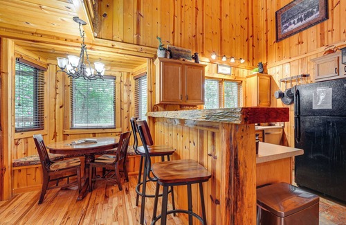Blue Eye Cabin | Cabin on Table Rock Lake w/Hot Tub & Fire Pit!