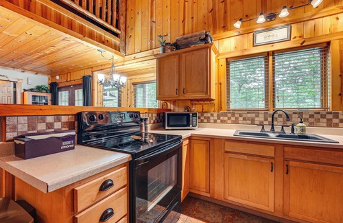Blue Eye Cabin | Cabin on Table Rock Lake w/Hot Tub & Fire Pit!